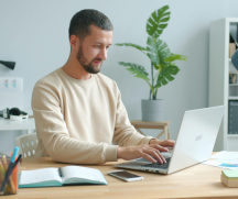 Mitarbeiter im Büro mit Pflanzen Mitarbeiter im Büro mit Pflanzen