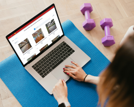 Buchungssystem SaaS.de Person bucht eine Sporthalle online über ein digitales Buchungssystem auf einem Laptop, dargestellt am Beispiel einer Hallen- und Raumverwaltung.