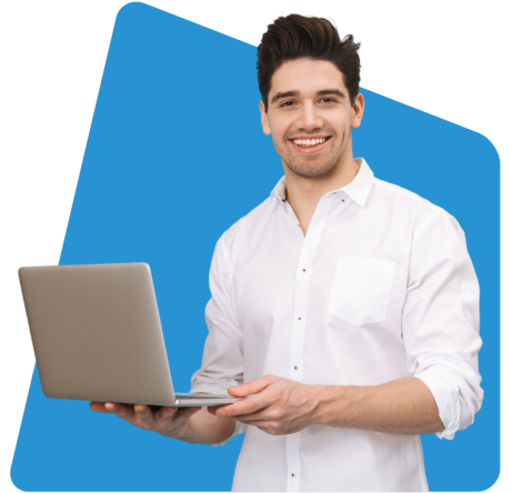 Prüfprotokoll-Modul – Mitarbeiter mit Laptop