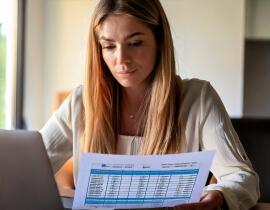 Frau mit einer Excell Tabelle